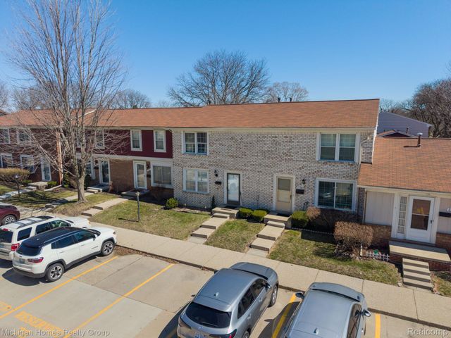 2775 Seaton Circuit W, Warren, MI 48091