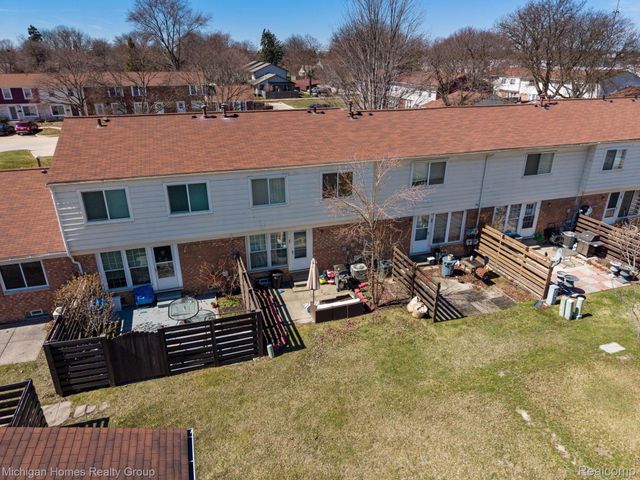 2775 Seaton Circuit W, Warren, MI 48091