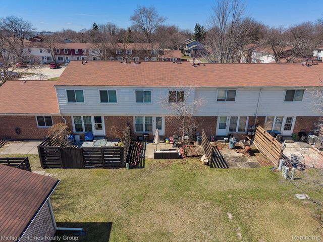 2775 Seaton Circuit W, Warren, MI 48091