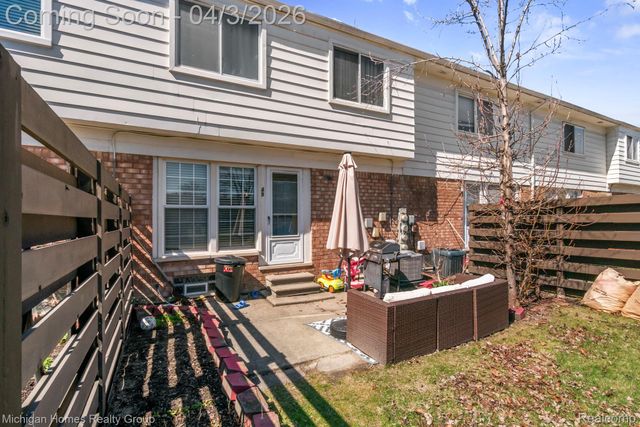 2775 Seaton Circuit W, Warren, MI 48091