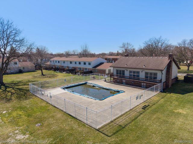 2775 Seaton Circuit W, Warren, MI 48091