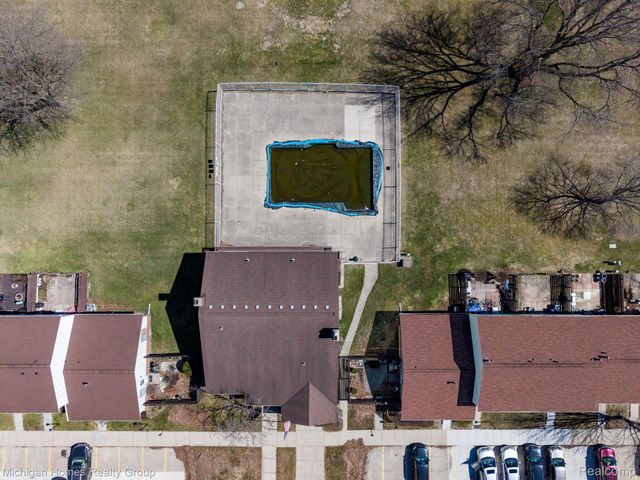 2775 Seaton Circuit W, Warren, MI 48091