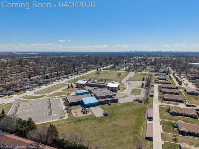 2775 Seaton Circuit W, Warren, MI 48091