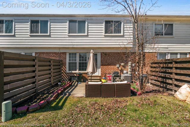 2775 Seaton Circuit W, Warren, MI 48091