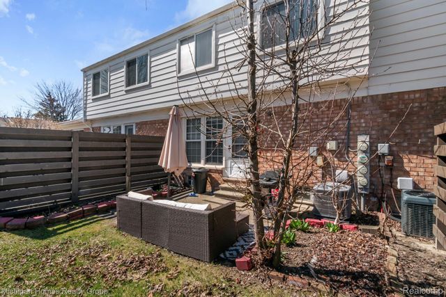 2775 Seaton Circuit W, Warren, MI 48091