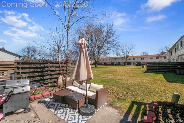 2775 Seaton Circuit W, Warren, MI 48091