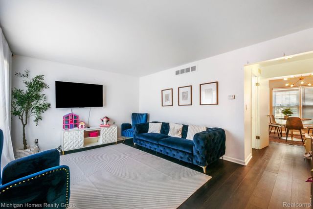 2775 Seaton Circuit W, Warren, MI 48091