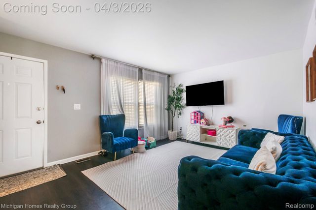 2775 Seaton Circuit W, Warren, MI 48091