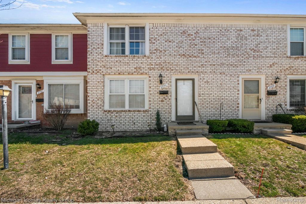 2775 Seaton Circuit W, Warren, MI 48091