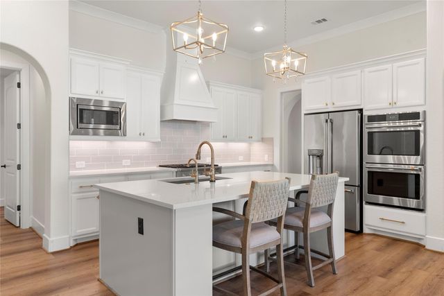18 Dawning Flower Drive, Tomball, TX 77375