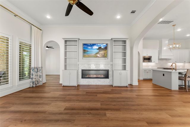 18 Dawning Flower Drive, Tomball, TX 77375