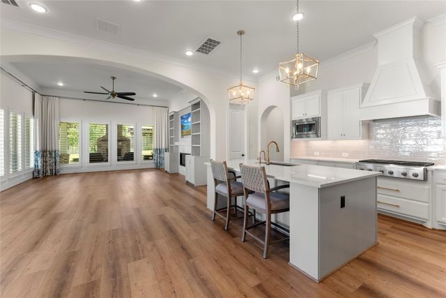 18 Dawning Flower Drive, Tomball, TX 77375