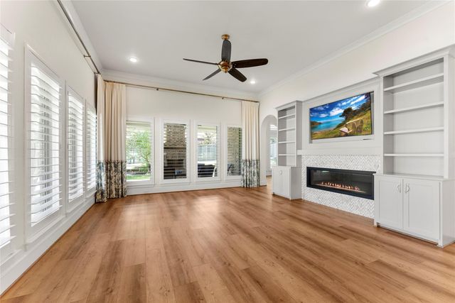18 Dawning Flower Drive, Tomball, TX 77375
