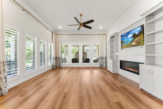 18 Dawning Flower Drive, Tomball, TX 77375