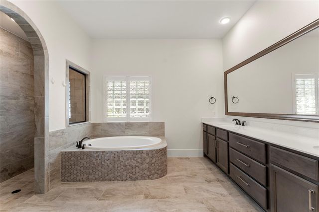 18 Dawning Flower Drive, Tomball, TX 77375