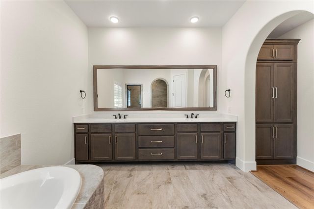 18 Dawning Flower Drive, Tomball, TX 77375