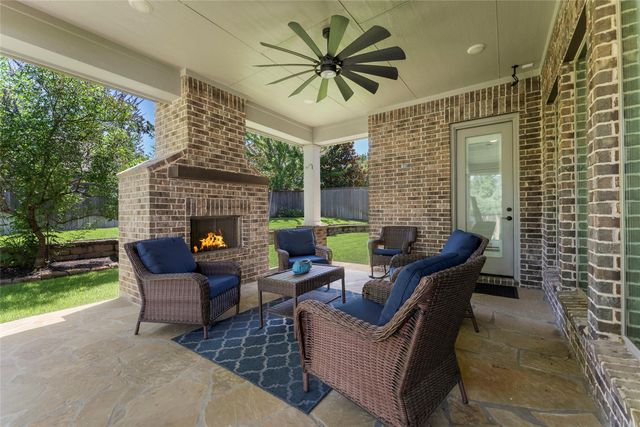 18 Dawning Flower Drive, Tomball, TX 77375