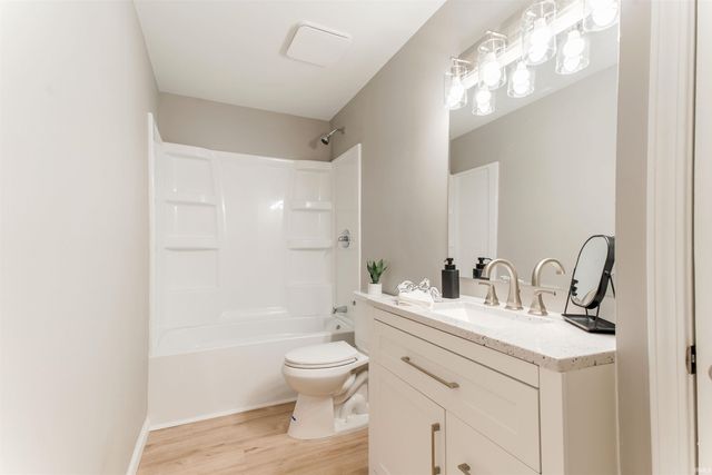 5011 Manor Court, Evansville, IN 47710