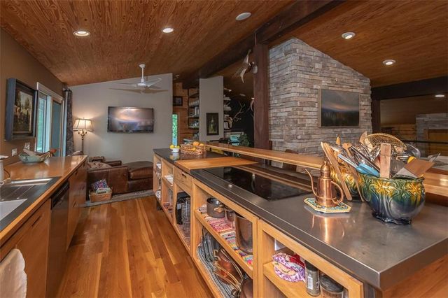 364 E 1600 Road, Baldwin City, KS 66006