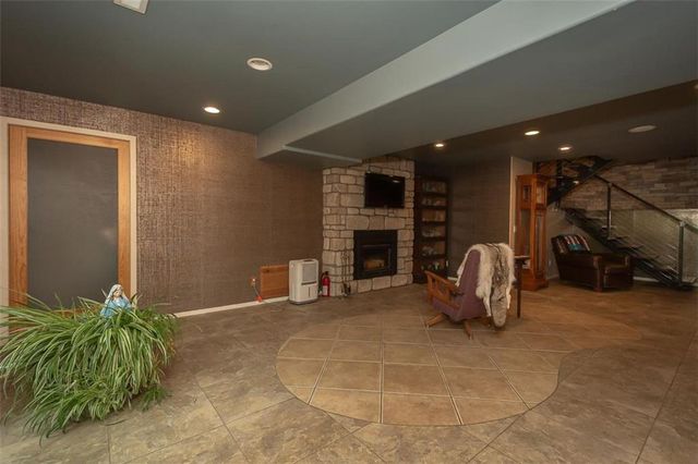 364 E 1600 Road, Baldwin City, KS 66006