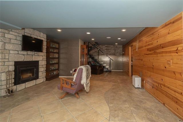 364 E 1600 Road, Baldwin City, KS 66006