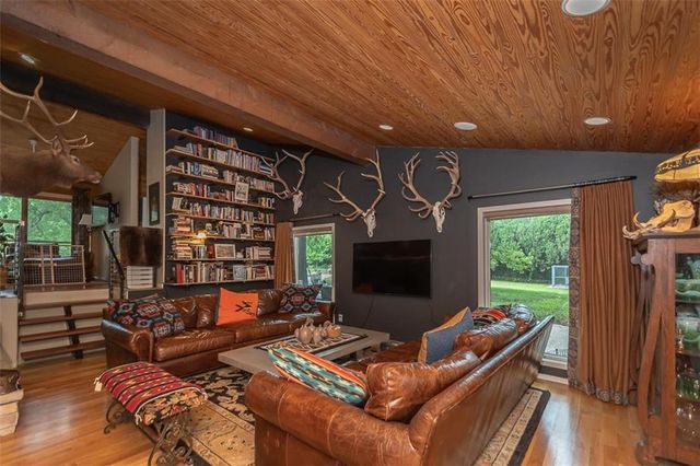 364 E 1600 Road, Baldwin City, KS 66006
