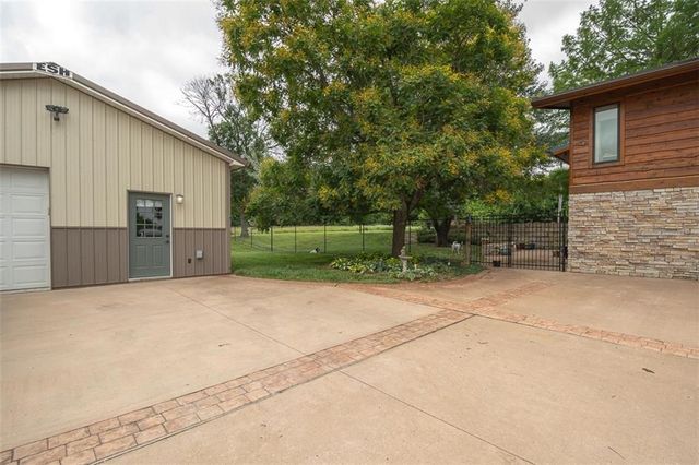 364 E 1600 Road, Baldwin City, KS 66006