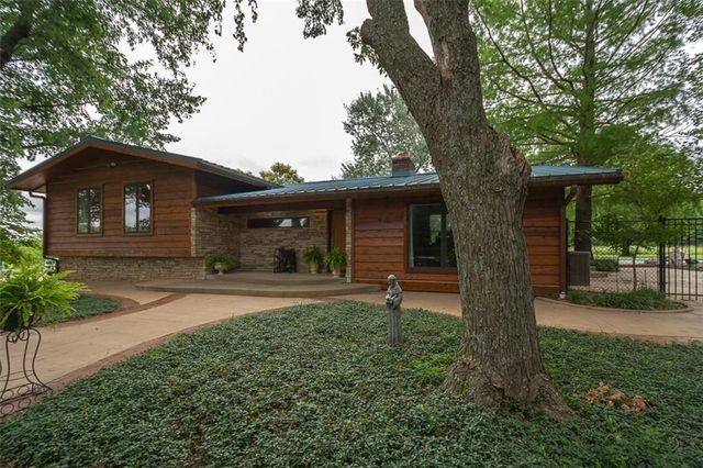 364 E 1600 Road, Baldwin City, KS 66006