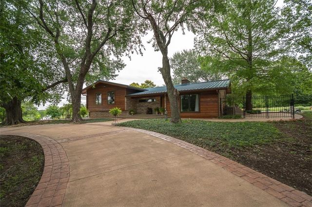 364 E 1600 Road, Baldwin City, KS 66006