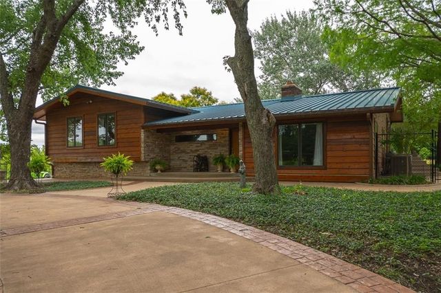 364 E 1600 Road, Baldwin City, KS 66006