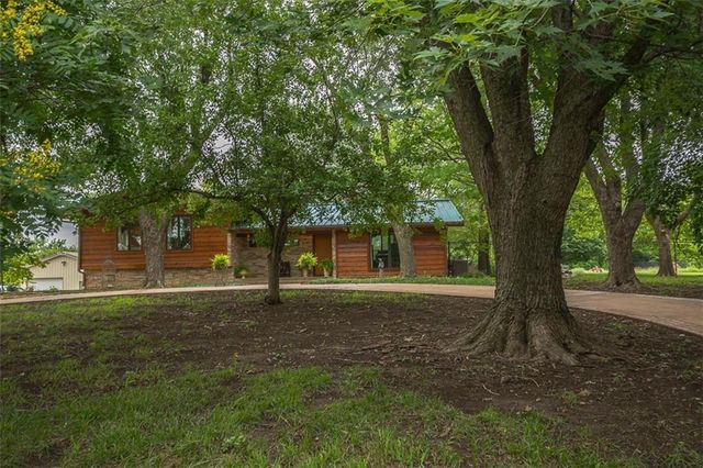 364 E 1600 Road, Baldwin City, KS 66006
