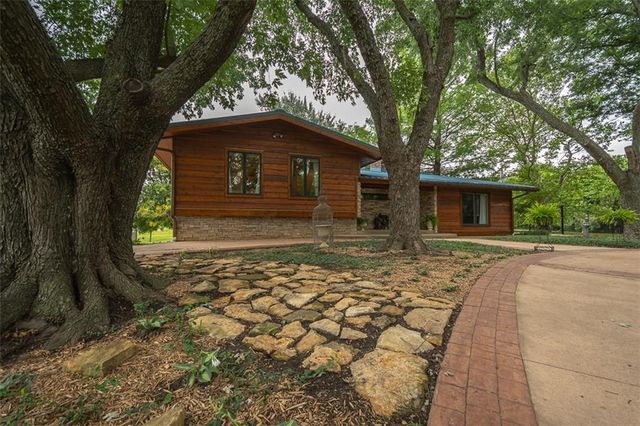 364 E 1600 Road, Baldwin City, KS 66006