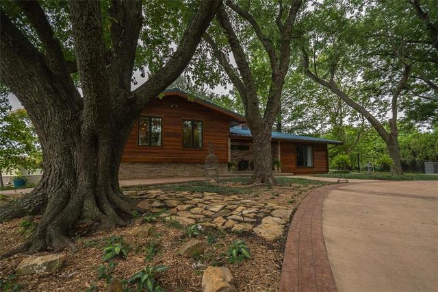 364 E 1600 Road, Baldwin City, KS 66006