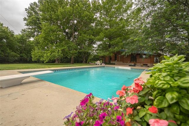 364 E 1600 Road, Baldwin City, KS 66006