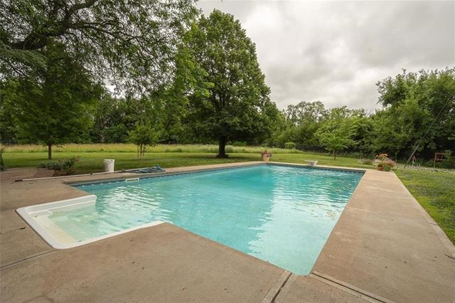 364 E 1600 Road, Baldwin City, KS 66006