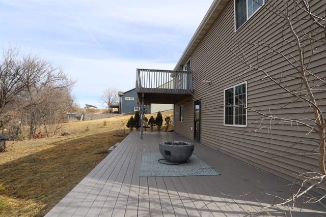 1700 Rivers Edge Drive SE, Minot, ND 58701