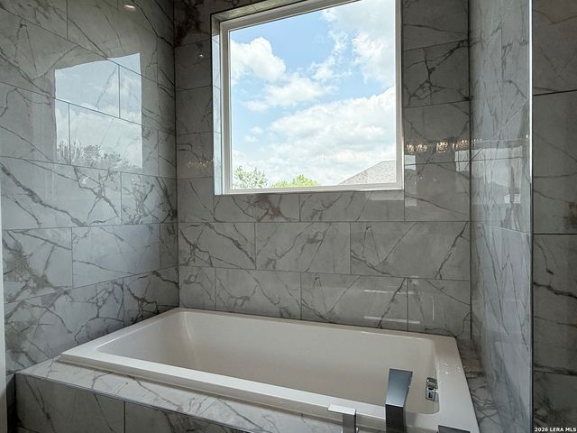 165 E SHORT MEADOW DR, Lytle, TX 78052