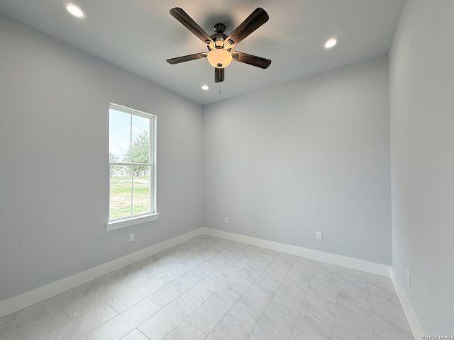 165 E SHORT MEADOW DR, Lytle, TX 78052