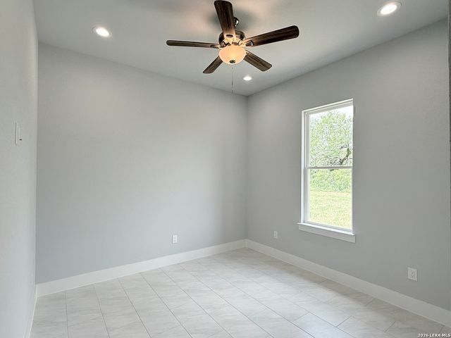 165 E SHORT MEADOW DR, Lytle, TX 78052