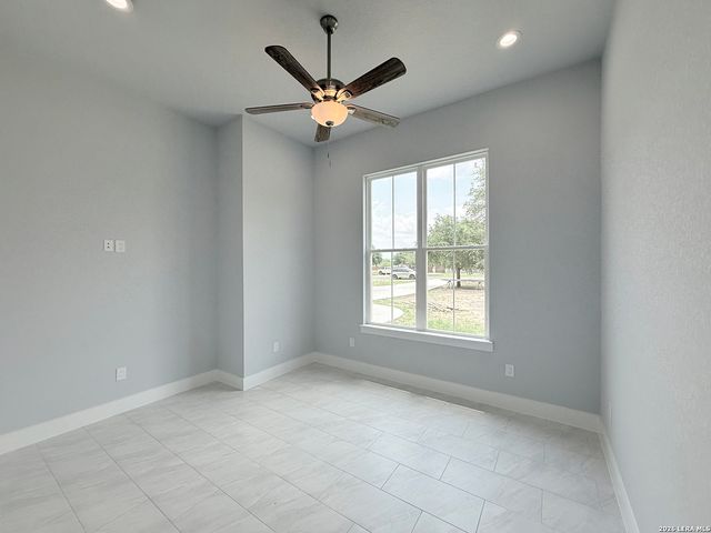 165 E SHORT MEADOW DR, Lytle, TX 78052