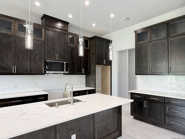 165 E SHORT MEADOW DR, Lytle, TX 78052