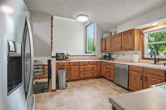 2100 E Sleepy Hollow Drive, Olathe, KS 66062