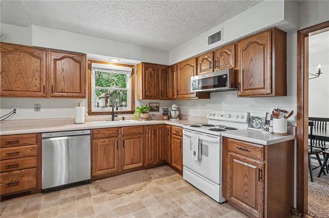 2100 E Sleepy Hollow Drive, Olathe, KS 66062