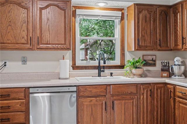 2100 E Sleepy Hollow Drive, Olathe, KS 66062
