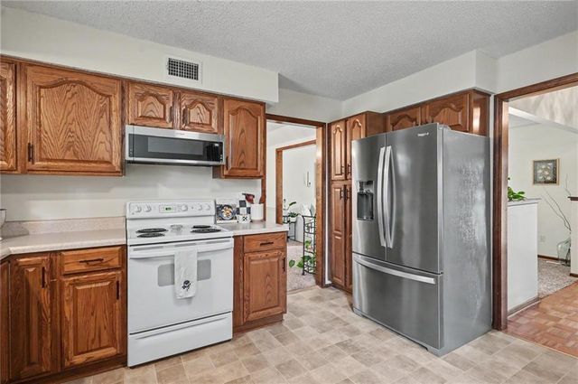 2100 E Sleepy Hollow Drive, Olathe, KS 66062