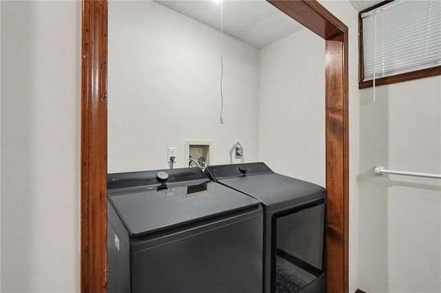 2100 E Sleepy Hollow Drive, Olathe, KS 66062