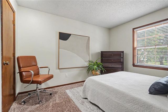 2100 E Sleepy Hollow Drive, Olathe, KS 66062