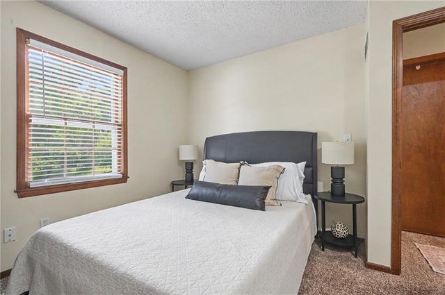 2100 E Sleepy Hollow Drive, Olathe, KS 66062