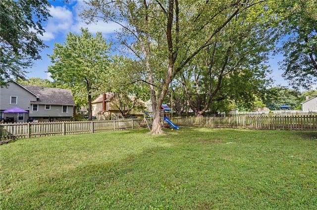 2100 E Sleepy Hollow Drive, Olathe, KS 66062