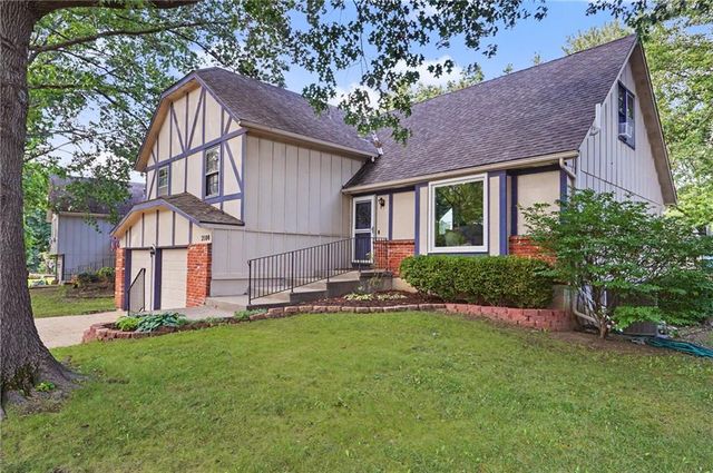 2100 E Sleepy Hollow Drive, Olathe, KS 66062